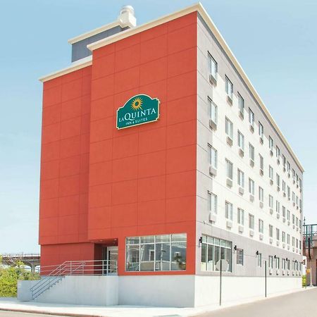 ניו יורק La Quinta Inn & Suites Far Rockaway - Beach Hotel מראה חיצוני תמונה