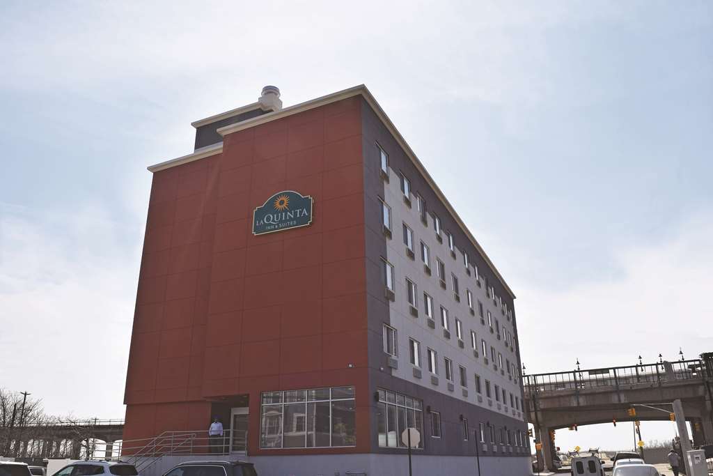 ניו יורק La Quinta Inn & Suites Far Rockaway - Beach Hotel מראה חיצוני תמונה