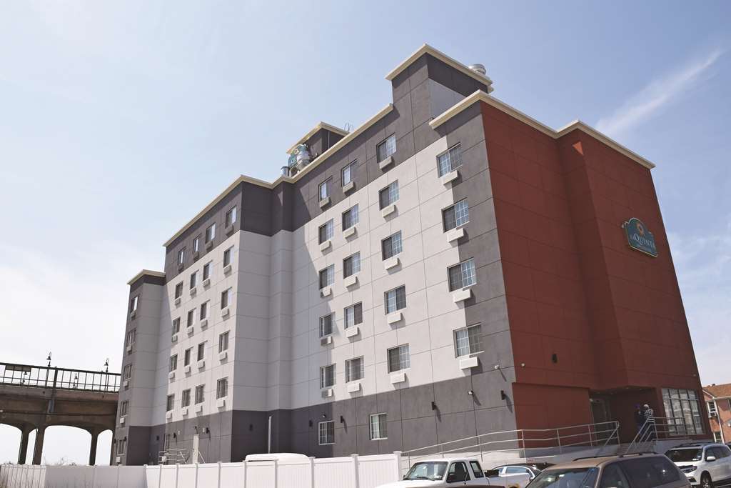 ניו יורק La Quinta Inn & Suites Far Rockaway - Beach Hotel מראה חיצוני תמונה
