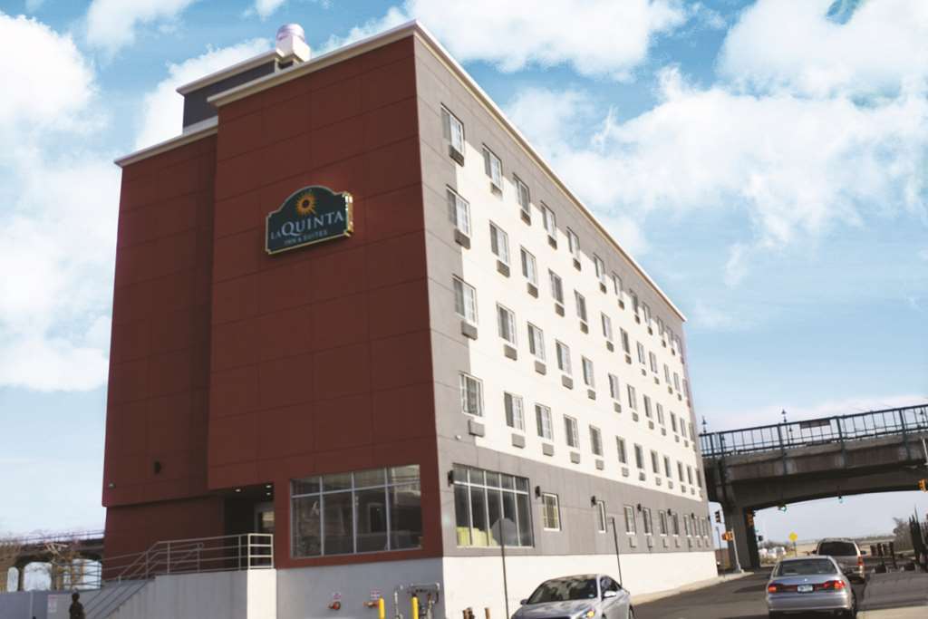 ניו יורק La Quinta Inn & Suites Far Rockaway - Beach Hotel מראה חיצוני תמונה