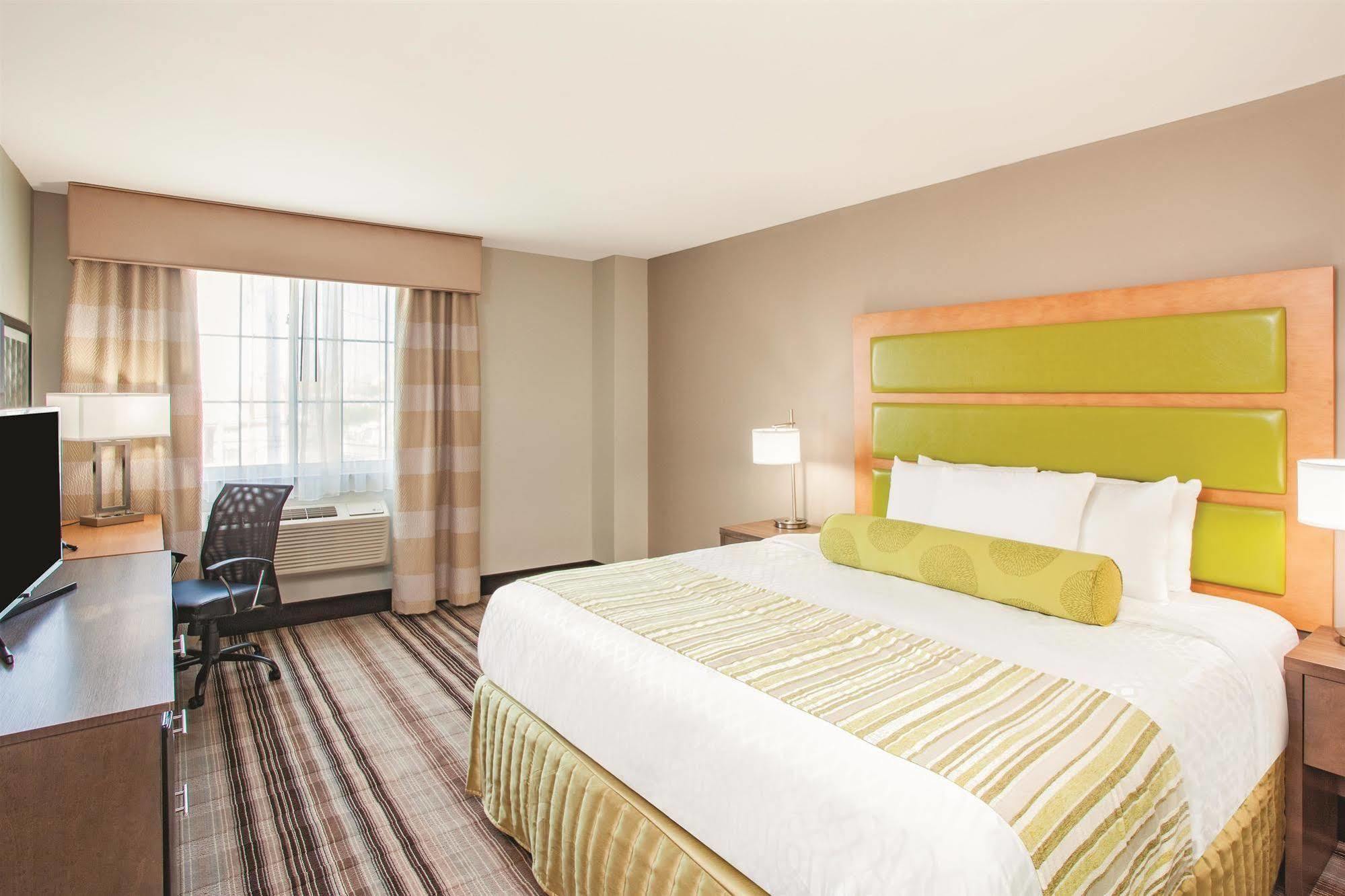 ניו יורק La Quinta Inn & Suites Far Rockaway - Beach Hotel מראה חיצוני תמונה