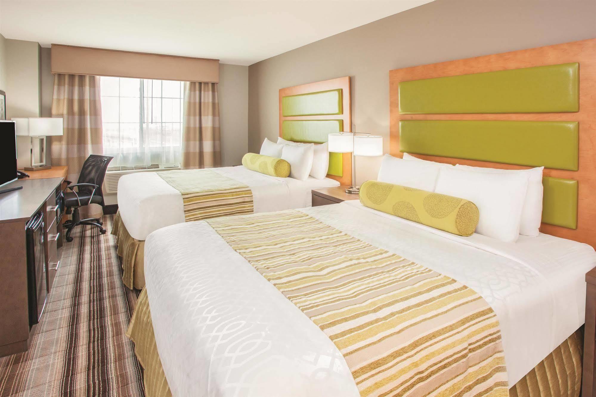 ניו יורק La Quinta Inn & Suites Far Rockaway - Beach Hotel מראה חיצוני תמונה