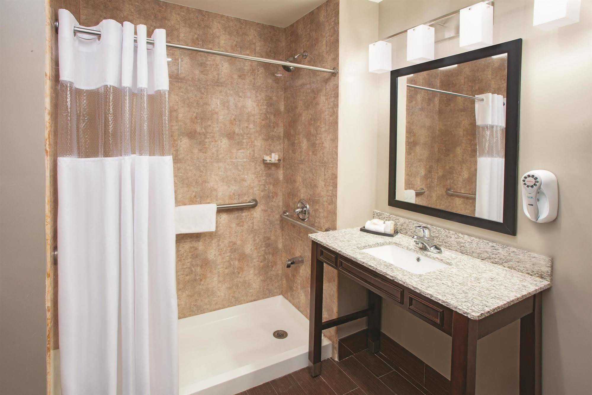 ניו יורק La Quinta Inn & Suites Far Rockaway - Beach Hotel מראה חיצוני תמונה