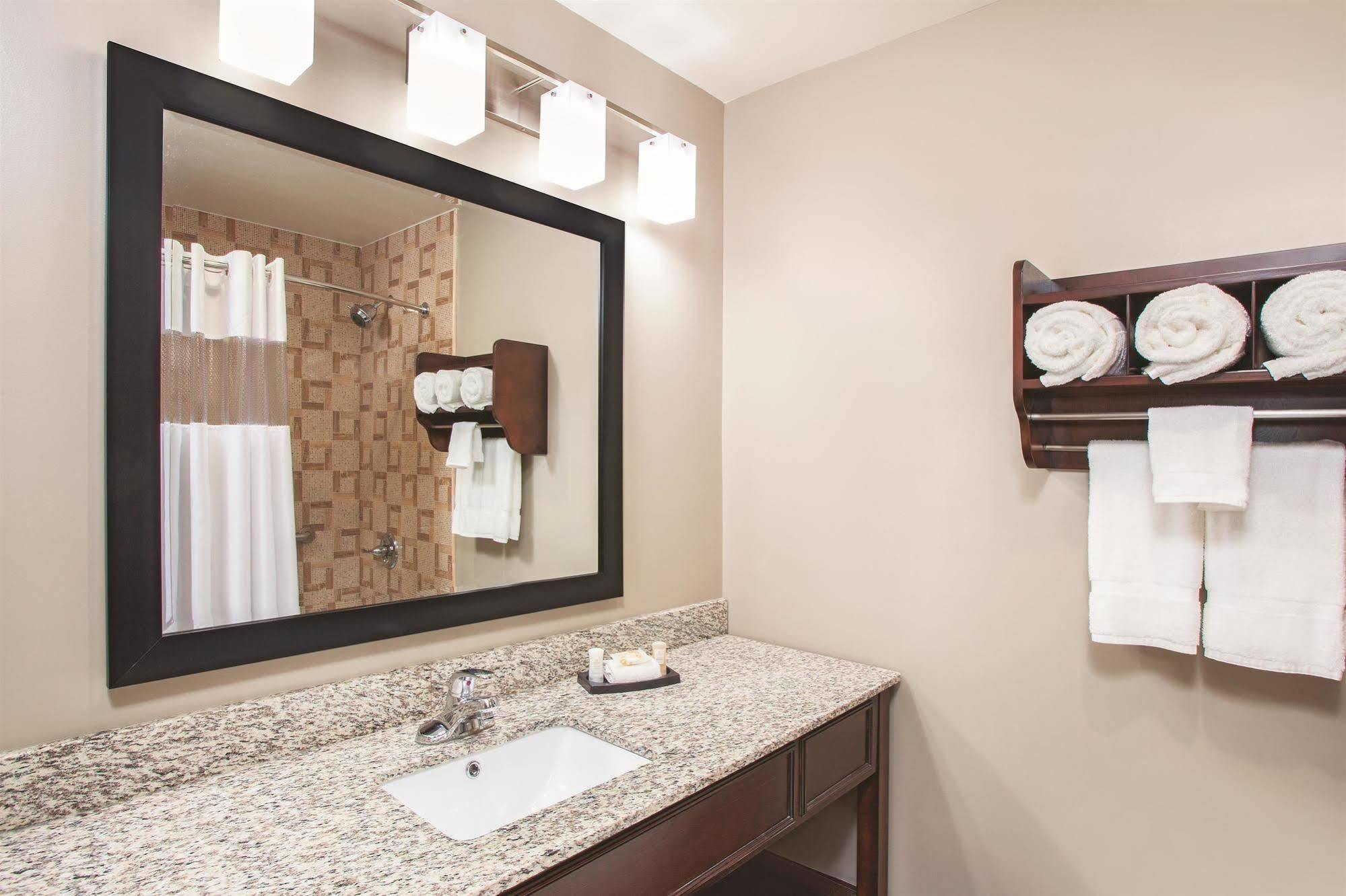 ניו יורק La Quinta Inn & Suites Far Rockaway - Beach Hotel מראה חיצוני תמונה