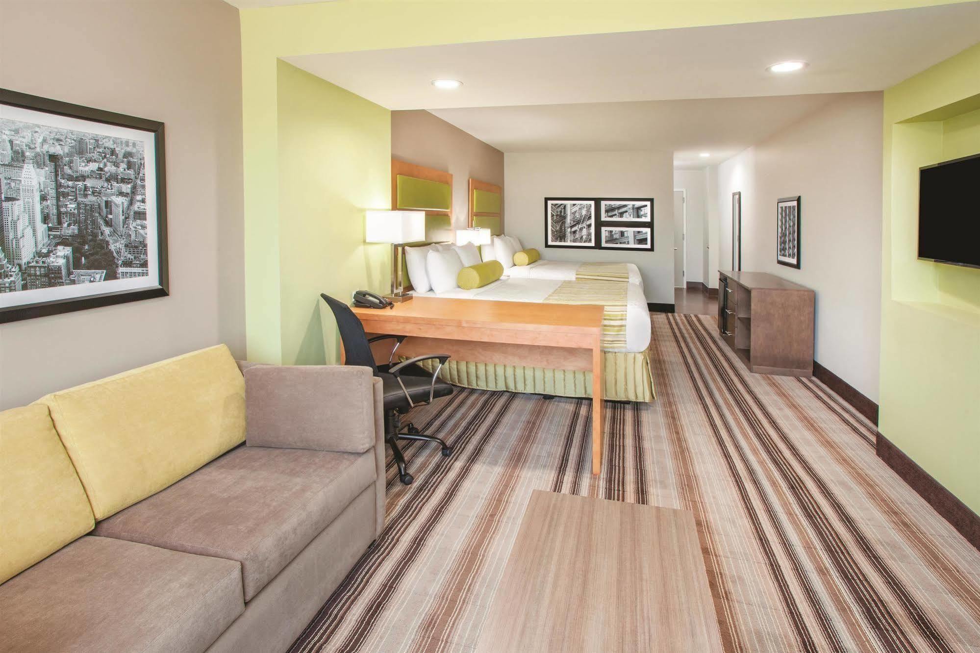 ניו יורק La Quinta Inn & Suites Far Rockaway - Beach Hotel מראה חיצוני תמונה