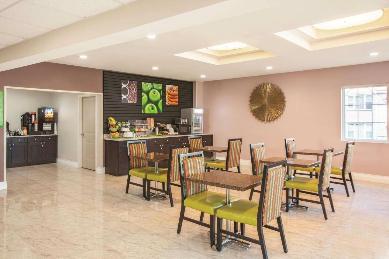 ניו יורק La Quinta Inn & Suites Far Rockaway - Beach Hotel מראה חיצוני תמונה