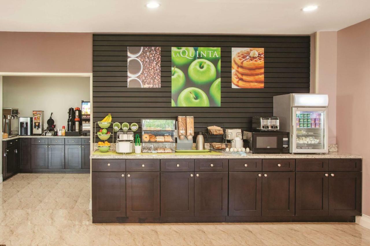 ניו יורק La Quinta Inn & Suites Far Rockaway - Beach Hotel מראה חיצוני תמונה