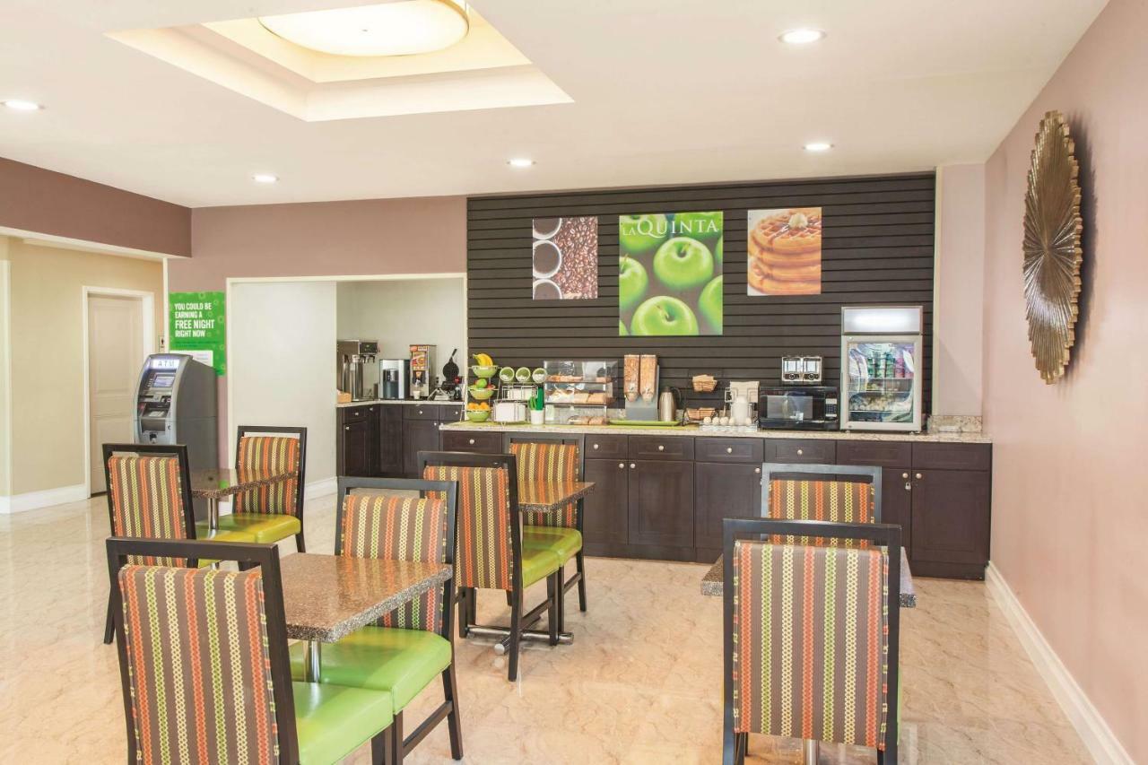 ניו יורק La Quinta Inn & Suites Far Rockaway - Beach Hotel מראה חיצוני תמונה