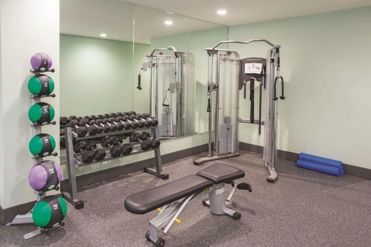 ניו יורק La Quinta Inn & Suites Far Rockaway - Beach Hotel מראה חיצוני תמונה
