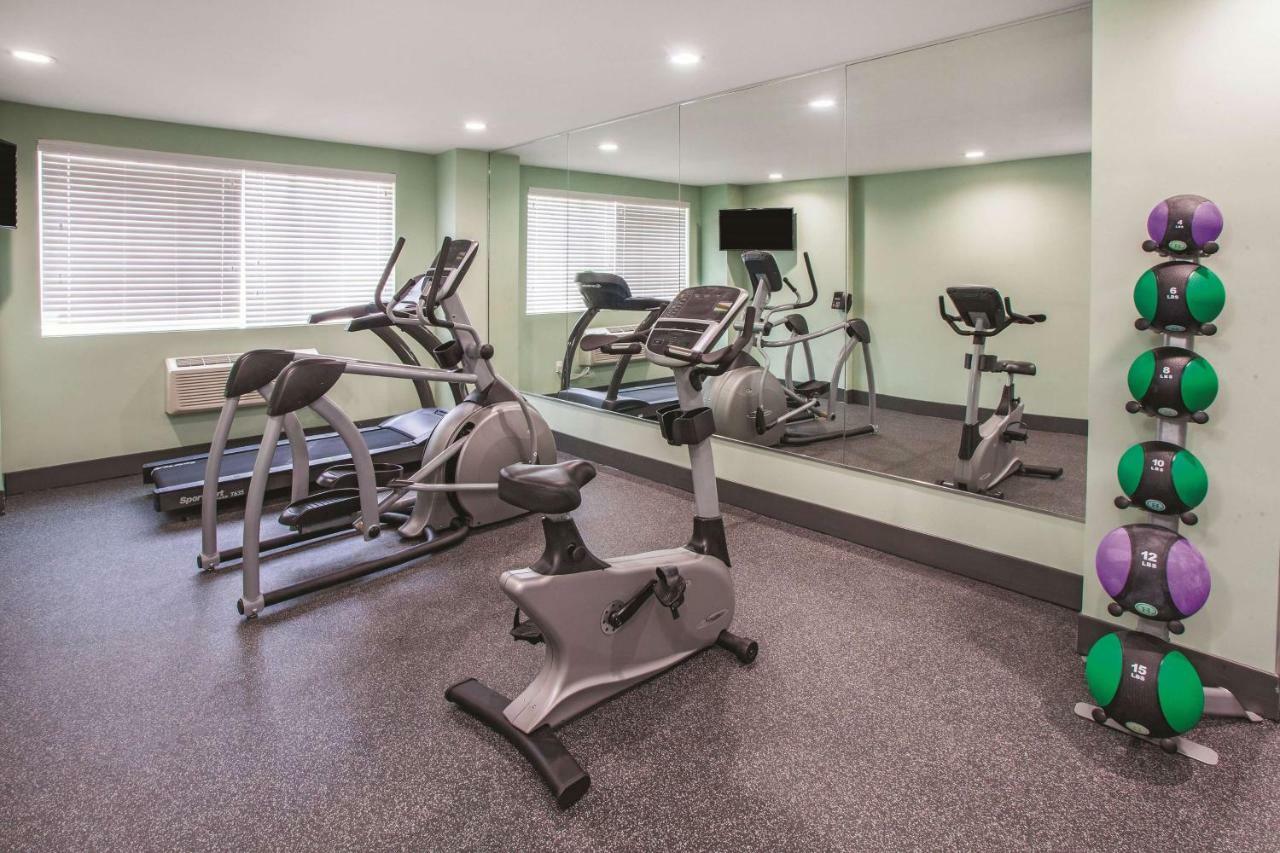 ניו יורק La Quinta Inn & Suites Far Rockaway - Beach Hotel מראה חיצוני תמונה