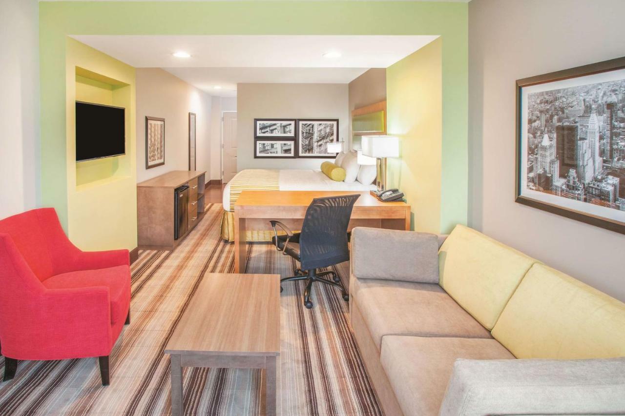 ניו יורק La Quinta Inn & Suites Far Rockaway - Beach Hotel מראה חיצוני תמונה